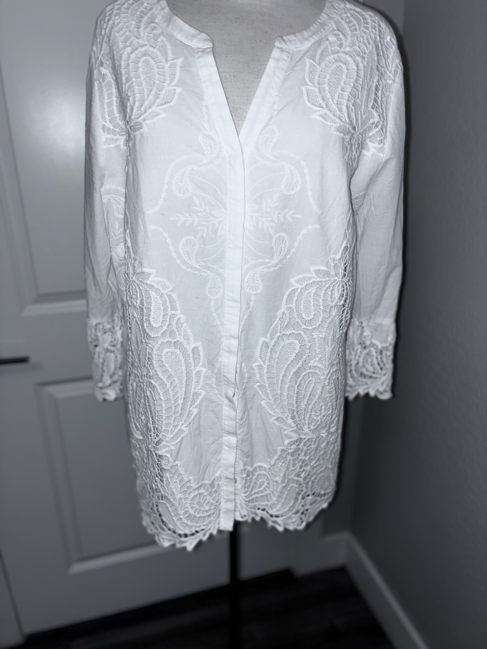 Chico white embroidered lace blouse sz 3